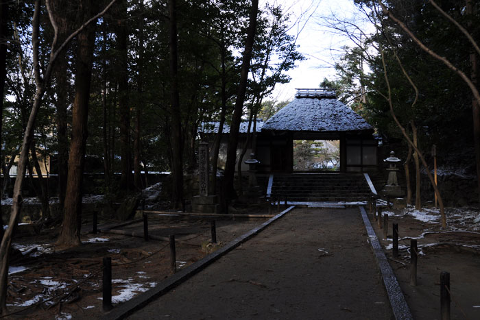 少し雪の法然院
