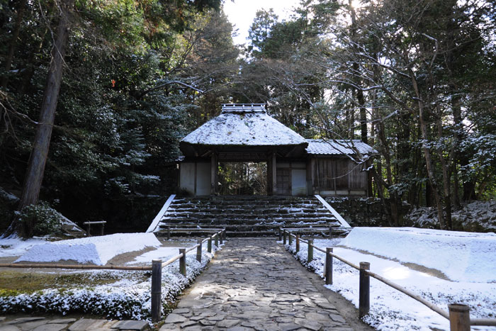 少し雪の法然院