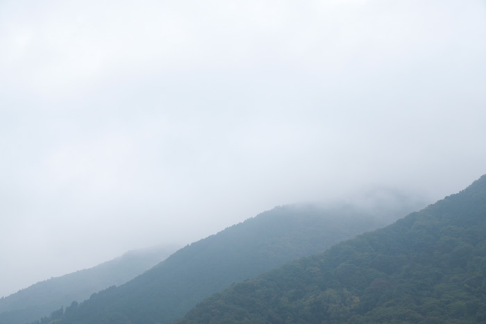 雲に隠れる比叡山
